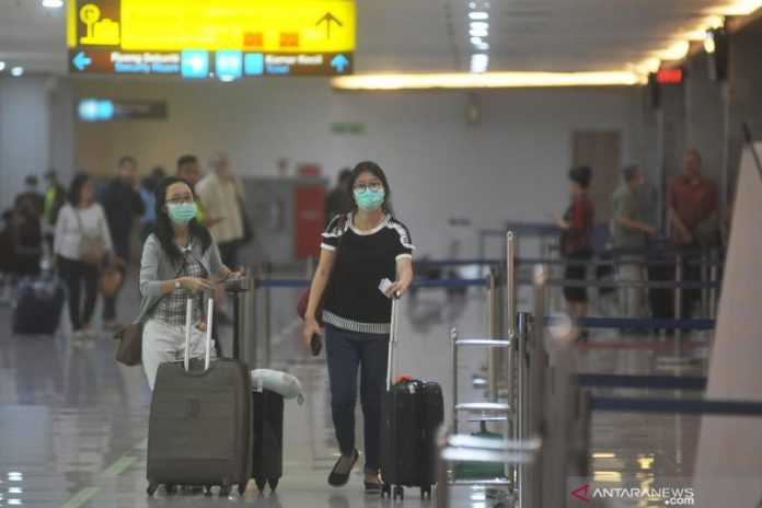 Penurunan-Penumpang-Pesawat-Bandara-Bali-130320-fik-1