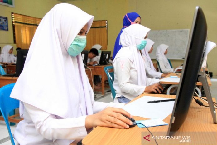 antarafoto-unbk-tetap-berlangsung-di-aceh-timur-170320-syf-4