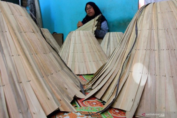 Perajin-Tudung-Saji-di-Aceh-Barat-131119-Syf-4