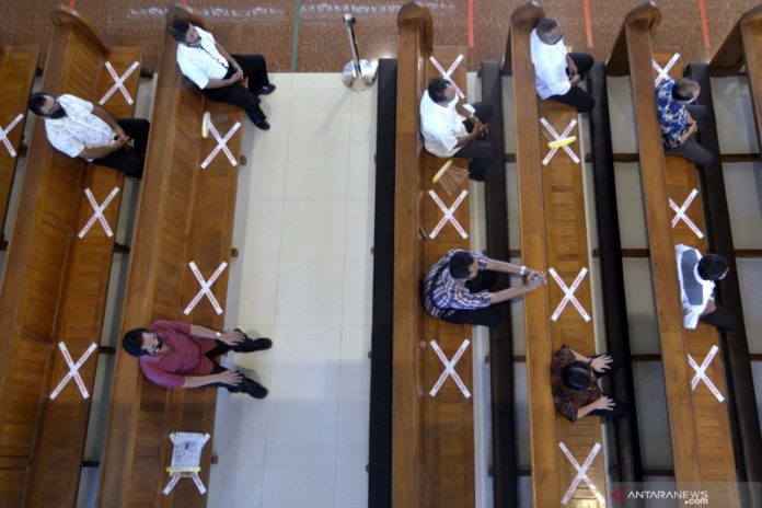 antarafoto-persiapan-normal-baru-katedral-denpasar-260620-fik-2