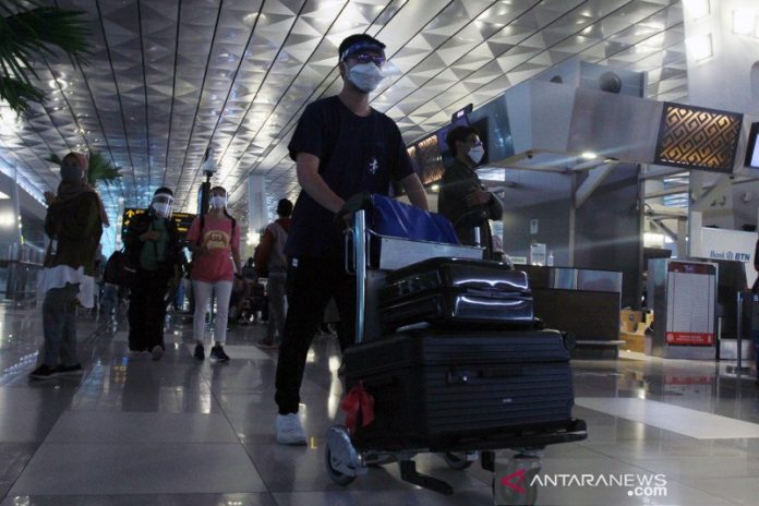 antarafoto-puncak-arus-mudik-natal-bandara-soetta-23122020-bal-1_1