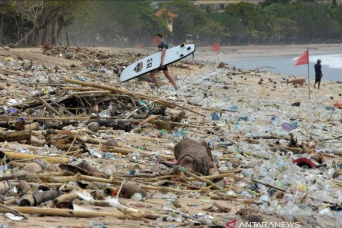 jelang-pergantian-tahun-baru-di-pantai-kuta-qm78h1-hl