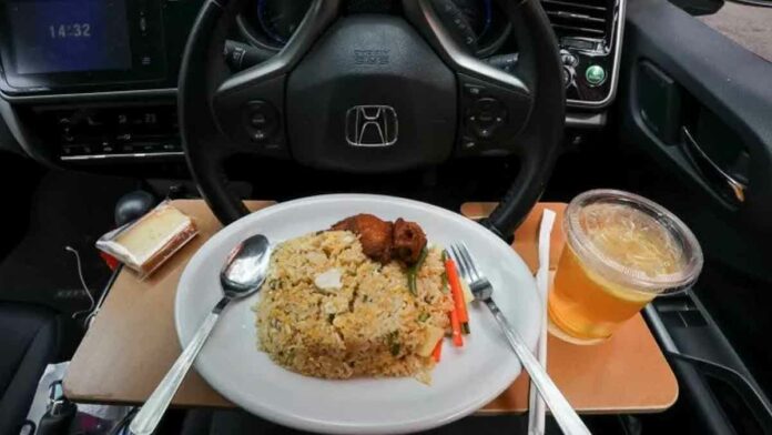 makan di mobil