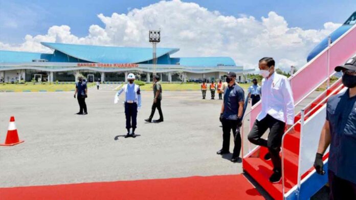 jokowi turun pesawat