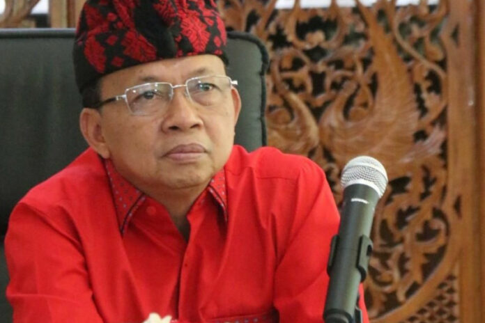 Koster-udeng-baju-merah
