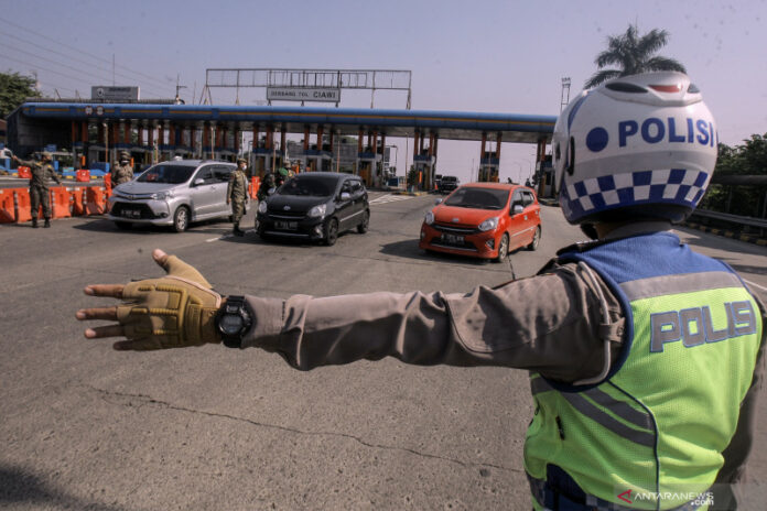antarafoto-penyekatan-kendaraan-di-pintu-tol-180721-ysw-4