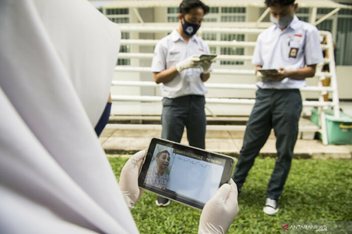 antarafoto-bantuan-kuota-internet-untuk-pjj-310820-agr-4