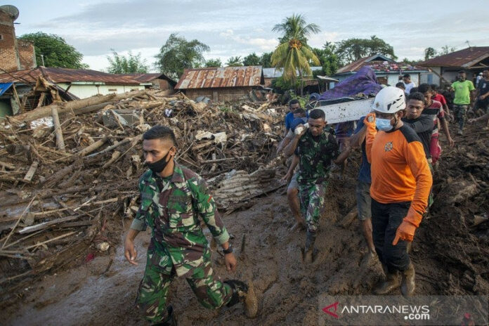 antarafoto-evakuasi-korban-banjir-adonara-flores-timur-060421-app-13
