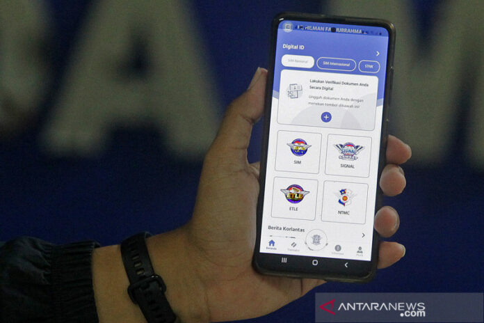 antarafoto-launching-aplikasi-pembuatan-sim-sinar-kakorlantas-polri-130421-rn-11