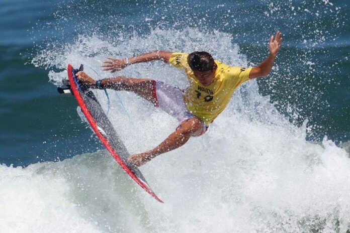 rio waida surfing