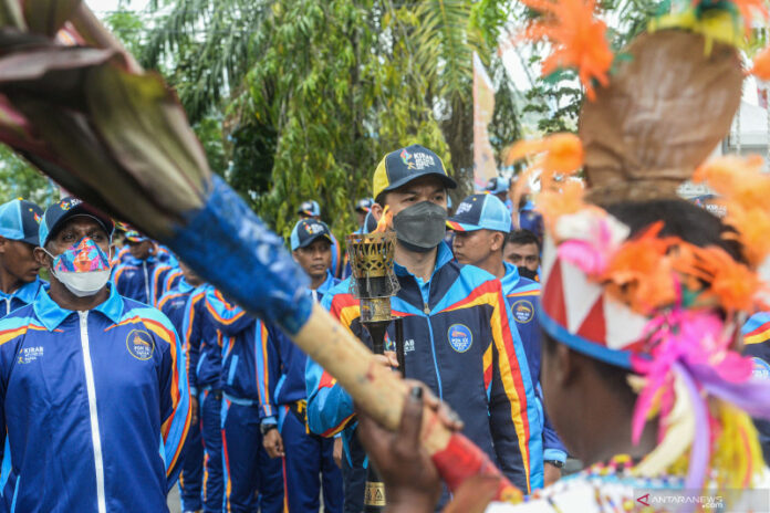 antarafoto-kirab-api-pon-di-kota-jayapura-011021-ith-2
