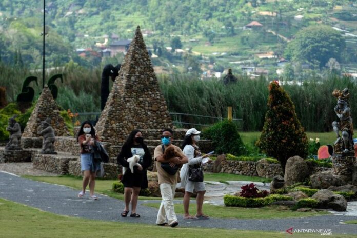 antarafoto-kunjungan-wisata-ulun-danu-beratan-bali-201021-nhw-5