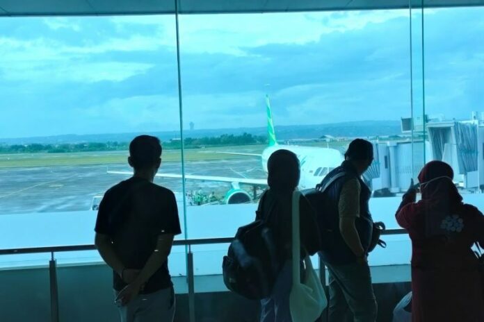 Wisatawan-di-bandara