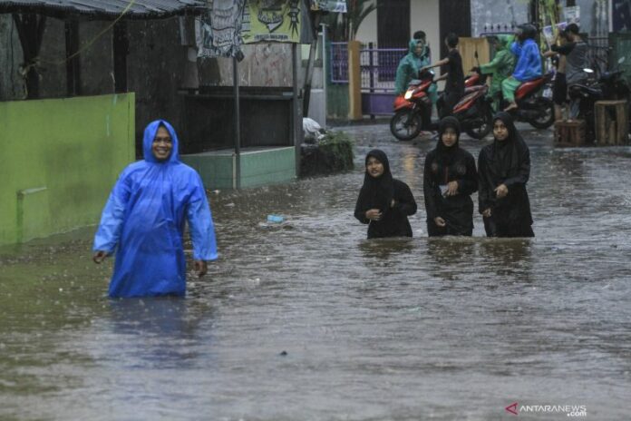 antarafoto-banjir-di-depok-07112021-ada-3
