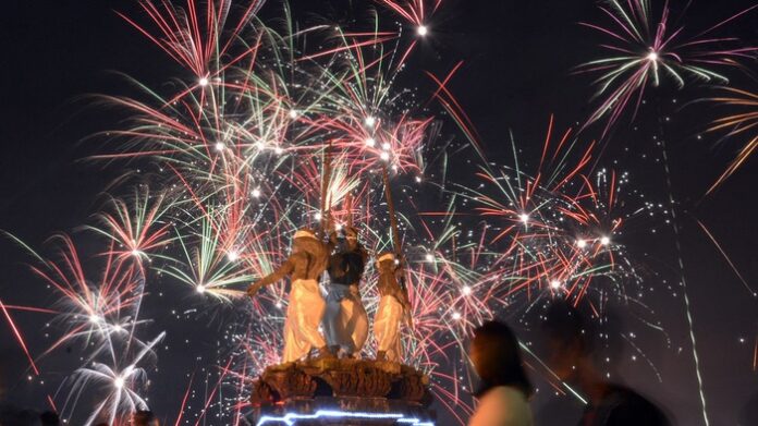 antarafoto-pesta-kembang-api-di-denpasar-010118-wra-2_ratio-16x9