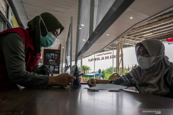 antarafoto-verifikasi-dokumen-pelaku-perjalanan-160921-bmz-3