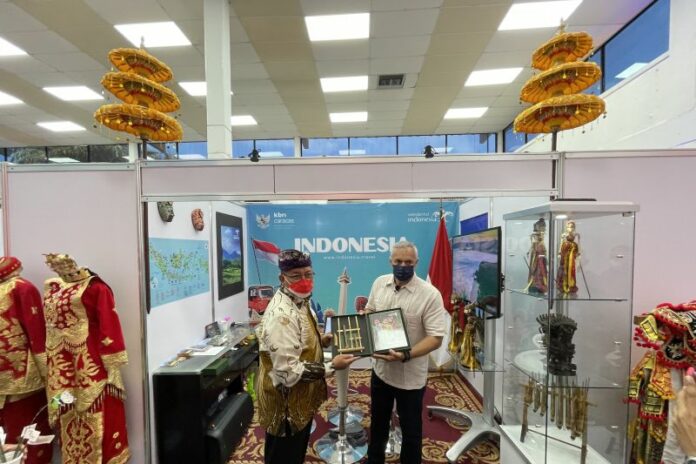 Dubes-RI-Caracas-dan-Menteri-Pariwisata-Venezuela-2