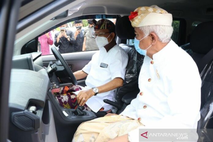 Koster-sukahet-naik-mobil