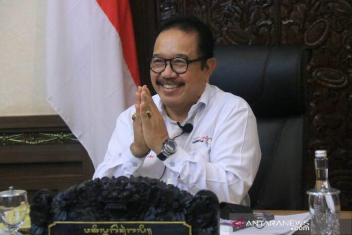 Wagub-Bali-senyum