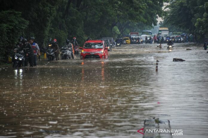 antarafoto-banjir-di-kota-bandung-121221-rai-2