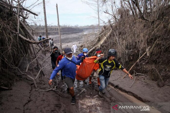antarafoto-pencarian-korban-bencana-letusan-gunung-semeru-08122021-um-2