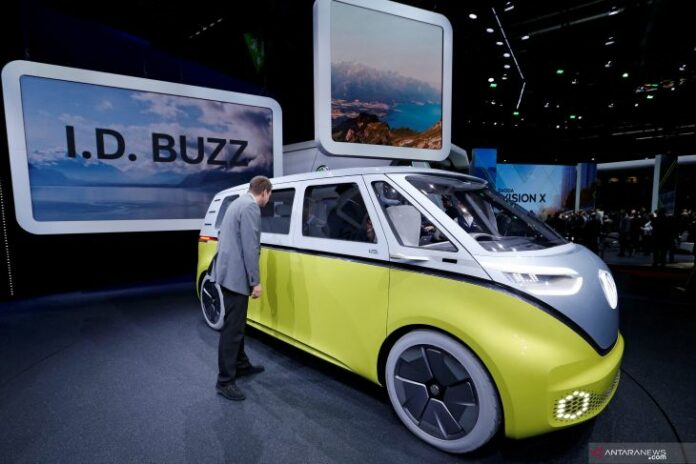 2022-01-07T173522Z_2_LYNXMPEI060NK_RTROPTP_4_AUTOS-VOLKSWAGEN-MICROBUS