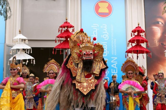 Barong-Bali-Unjuk-Gigi-ke-Pengunjung-Expo-2020-Dubai-di-Paviliun-ASEAN