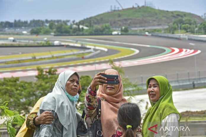 Antusiasme-Warga-Menonton-Tes-Pramusim-Motogp-120222-AS-3