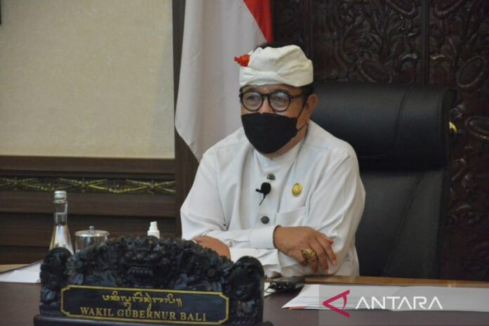 Cok-ace-baju-putih-udeng (1)