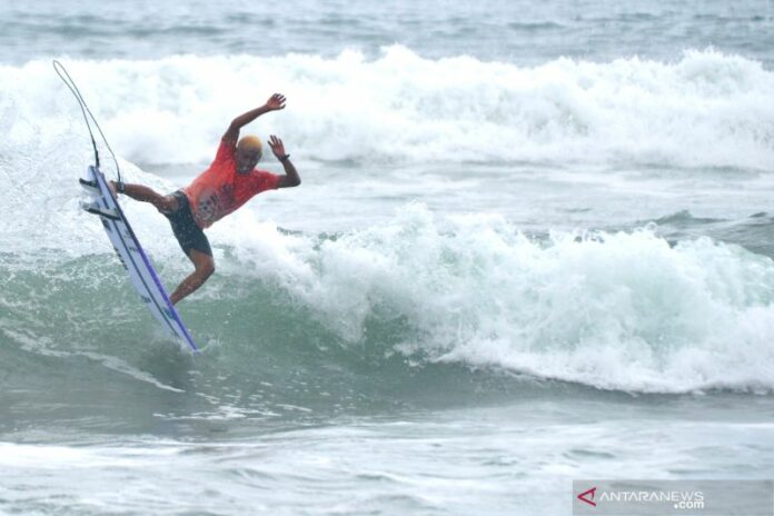 antarafoto-seri-kualifikasi-liga-surfing-indonesia-031021-fik-7