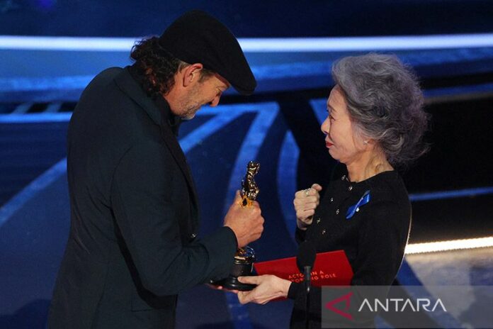 2022-03-28T012506Z_1_LYNXNPEI2R01R_RTROPTP_4_AWARDS-OSCARS_1