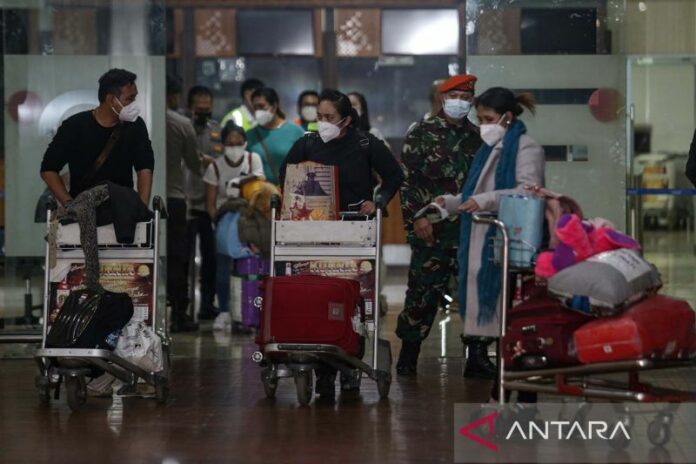 antarafoto-kedatangan-evakuasi-wni-dari-ukraina-03032022-fzn-8