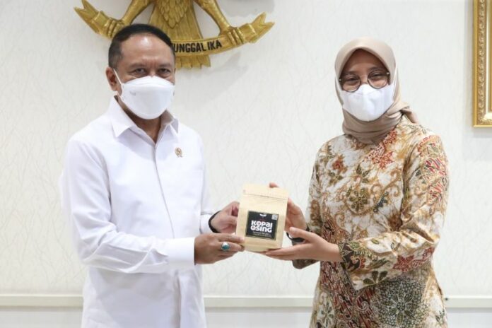 1662Menpora-Amali-Dukung-dan-Sambut-Baik-World-Surfing-League-WSL-di-Banyuwangi