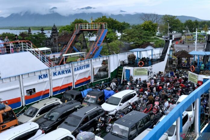 Puncak-Arus-Mudik-Pelabuhan-Gilimanuk-300422-fik-1