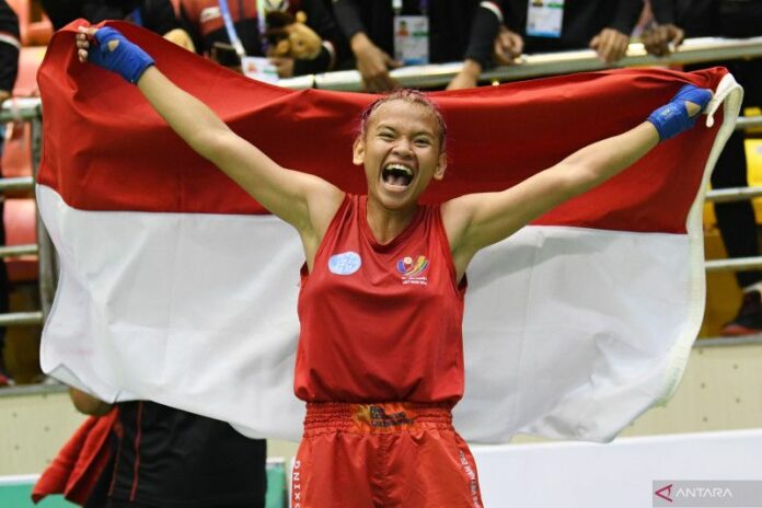 antarafoto-amanda-raih-emas-kickboxing-130522-app-2