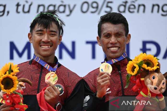 antarafoto-medali-emas-pertama-indonesia-dari-dayung-110522-app-2