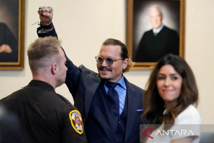 2022-05-27T202602Z_1394541283_RC2UFU99LD9W_RTRMADP_3_PEOPLE-DEPP