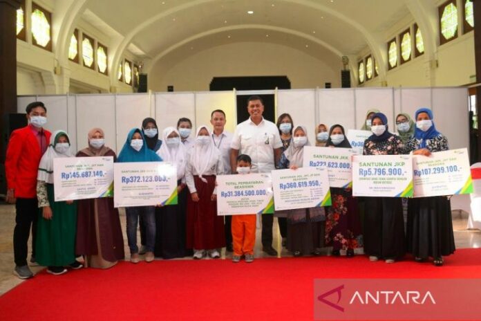BPJAMSOSTEK-Banuspa-penyerahan-Surabaya