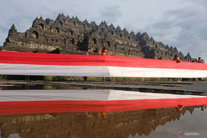 antarafoto-pembentangan-bendera-merah-putih-di-borobudur-010622-aez-4_1 (1)