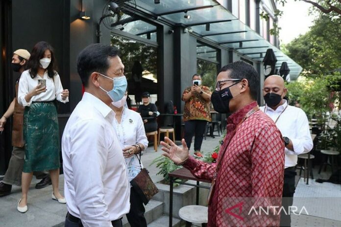 sandiaga menkes singapura