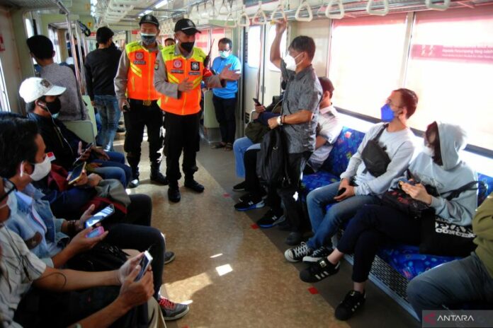 antarafoto-aturan-jaga-jarak-kembali-di-krl-commuter-line-140322-arf-1