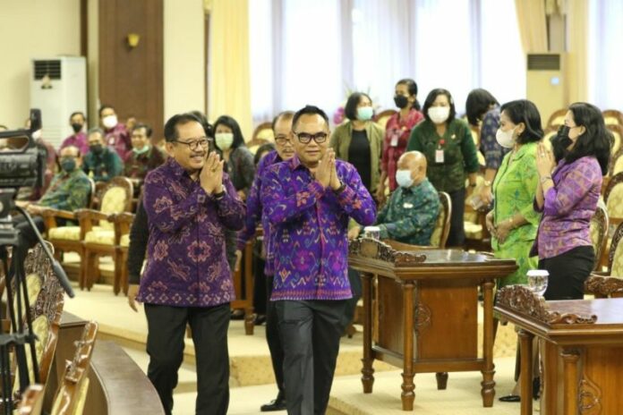 Wagub-Sidang-DPRD-Bali