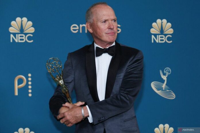 2022-09-13T021713Z_91278821_HP1EI9D06CN0X_RTRMADP_3_AWARDS-EMMYS