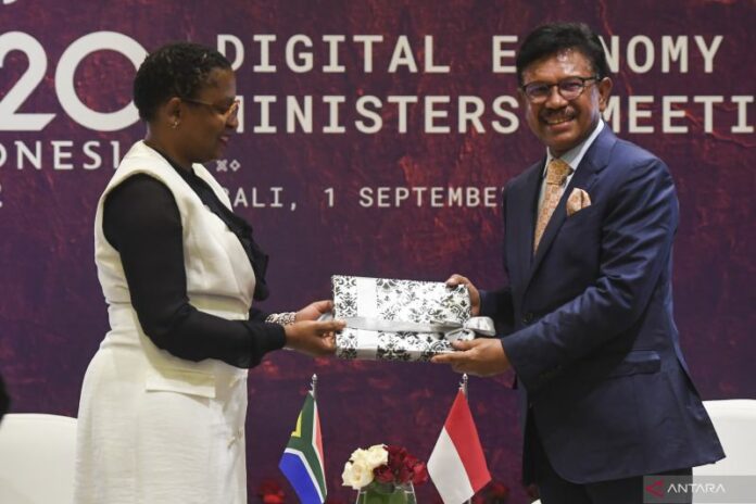 antarafoto-bilateral-menkominfo-afsel-310822-hma-1_1