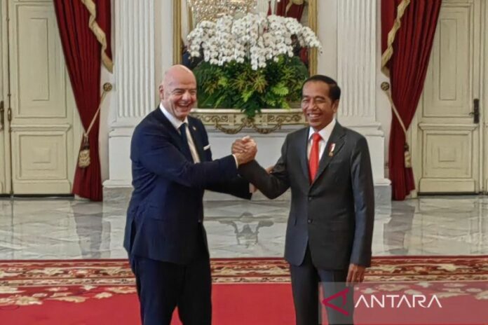 20221018-presiden-jokowi-dan-presiden-fifa-01