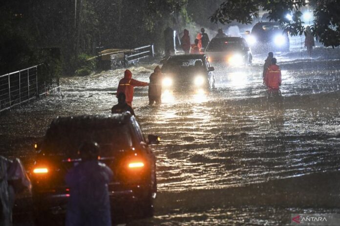 antarafoto-banjir-di-jakarta-06102022-mrh-13