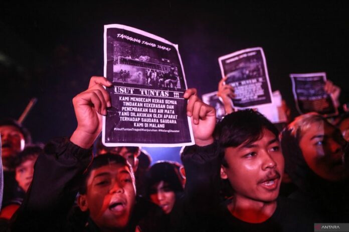 antarafoto-solidaritas-suporter-untuk-tragedi-kanjuruan-061022-hnd-3