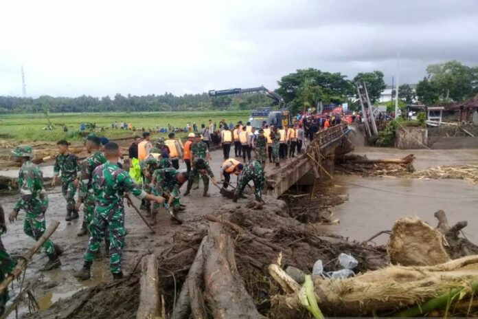 petugas-bersihkan-jembatan