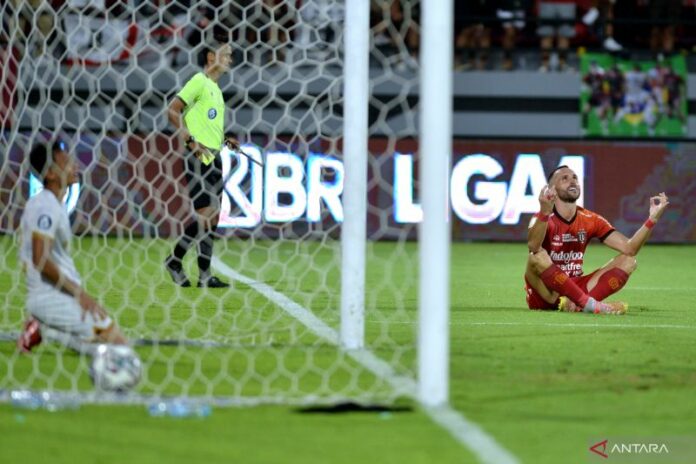 antarafoto-bali-united-kalahkan-dewa-united-100922-fik-2