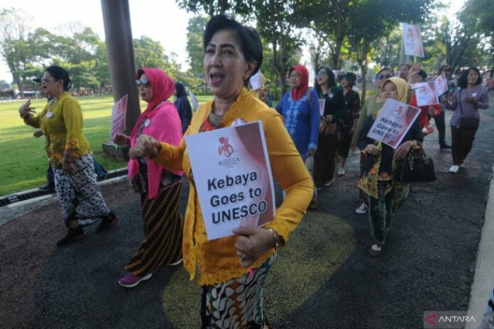 antarafoto-kampanye-perempuan-berkebaya-salatiga-201122-ajn-4